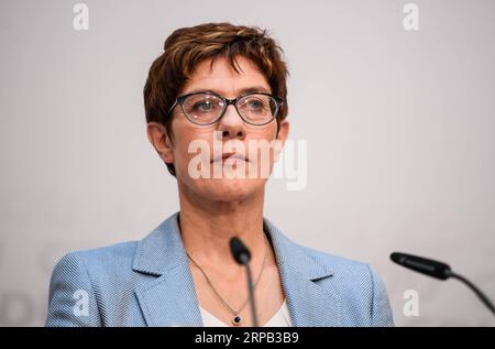 (190526) -- BERLINO, 26 maggio 2019 -- il leader dell'Unione Cristiana Democratica (CDU) Annegret Kramp-Karrenbauer partecipa a una conferenza stampa presso la sede centrale della CDU a Berlino, capitale della Germania, il 26 maggio 2019. Il blocco conservatore della Cancelliera tedesca Angela Merkel Unione Cristiano Democratica (CDU)/Unione Cristiana sociale (CSU) ha ottenuto il 28% dei voti come parte delle elezioni del Parlamento europeo di domenica. Anche se ha mantenuto la quota più grande, l'unione politica ha perso quasi l'8% rispetto a cinque anni fa. ) GERMANIA-BERLINO-ELEZIONI PARLAMENTARI UE-CDU/CSU KEVINXVOIGT PUBLICATIONXNOTXINXCHN Foto Stock