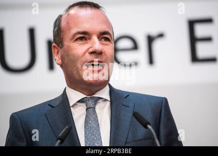 (190526) -- BERLINO, 26 maggio 2019 -- Manfred Weber, leader del gruppo del Partito Popolare europeo (PPE), partecipa a una conferenza stampa presso la sede dell'Unione Cristiano Democratica tedesca (CDU) a Berlino, capitale della Germania, il 26 maggio 2019. Il blocco conservatore della Cancelliera tedesca Angela Merkel Unione Cristiano Democratica (CDU)/Unione Cristiana sociale (CSU) ha ottenuto il 28% dei voti come parte delle elezioni del Parlamento europeo di domenica. Anche se ha mantenuto la quota più grande, l'unione politica ha perso quasi l'8% rispetto a cinque anni fa. ) GERMANIA-BERLINO-ELEZIONI PARLAMENTARI UE-CDU/CSU KEVINXVO Foto Stock