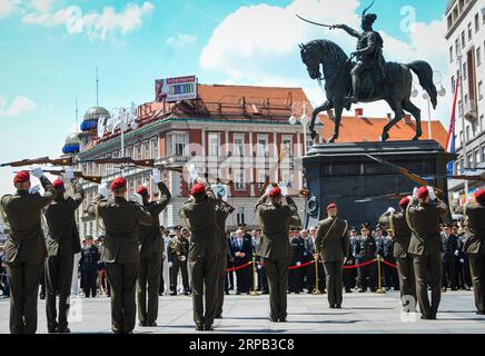 (190526) -- ZAGABRIA, 26 maggio 2019 -- i soldati croati del battaglione della Guardia d'Onore eseguono la cerimonia del cambio della guardia in piazza Ban Josip Jelacic per celebrare il 28° anniversario dell'esercito croato a Zagabria, Croazia, il 26 maggio 2019. ) CROAZIA-ZAGABRIA-GUARDIA D'ONORE BATTAGLIONE-CAMBIO DELLE GUARDIE-CERIMONIA JOSIPXREGOVIC PUBLICATIONXNOTXINXCHN Foto Stock