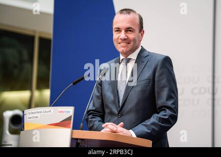 (190526) -- BERLINO, 26 maggio 2019 -- Manfred Weber, leader del gruppo del Partito Popolare europeo (PPE), partecipa a una conferenza stampa presso la sede dell'Unione Cristiano Democratica tedesca (CDU) a Berlino, capitale della Germania, il 26 maggio 2019. Il blocco conservatore della Cancelliera tedesca Angela Merkel Unione Cristiano Democratica (CDU)/Unione Cristiana sociale (CSU) ha ottenuto il 28% dei voti come parte delle elezioni del Parlamento europeo di domenica. Anche se ha mantenuto la quota più grande, l'unione politica ha perso quasi l'8% rispetto a cinque anni fa. ) GERMANIA-BERLINO-ELEZIONI PARLAMENTARI UE-CDU/CSU KEVINXVO Foto Stock