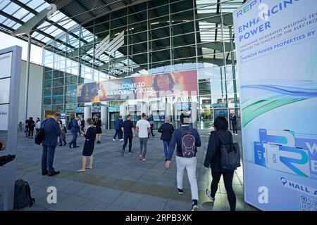 Monaco, Germania. 4 settembre 2023. I visitatori camminano attraverso l'ingresso principale il giorno della stampa al salone dell'automobile IAA di Messe München. Credito: Uwe Lein/dpa/Alamy Live News Foto Stock