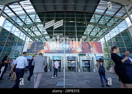 Monaco, Germania. 4 settembre 2023. I visitatori camminano attraverso l'ingresso principale il giorno della stampa al salone dell'automobile IAA di Messe München. Credito: Uwe Lein/dpa/Alamy Live News Foto Stock