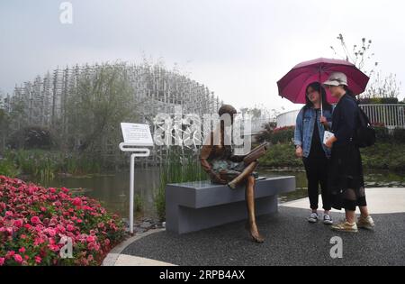 (190527) -- SHANGHAI, 27 maggio 2019 (Xinhua) -- le persone visitano il giardino di Shanghai durante l'esposizione internazionale dell'orticoltura di Pechino a Pechino, capitale della Cina, 26 maggio 2019. Situata nel mezzo della costa orientale della Cina e nell'estuario del fiume Yangtze, Shanghai è il più grande centro economico della Cina nonché il centro regionale della regione del delta del fiume Yangtze. Come cortile di questa prospera metropoli, l'isola di Chongming, uno dei distretti rurali di Shanghai, sta per raggiungere il suo obiettivo di sviluppare un'isola ecologica di livello mondiale. Le zone umide dell'isola sono preservate e le sue tradizionali Foto Stock