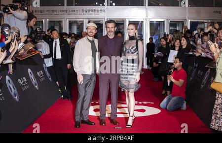 (190528) -- SEOUL, 28 maggio 2019 -- il regista Simon Kinberg (C), l'attrice Sophie Turner (R) e l'attore Michael Fassbender posano per foto di gruppo durante un evento sul Red carpet per promuovere il film X-Men: Dark Phoenix a Seoul, Corea del Sud, 27 maggio 2019. Il film sarà distribuito in Corea del Sud il 5 giugno. ) ) COREA DEL SUD-SEOUL-MOVIE- X-MEN: DARK PHOENIX -PROMOZIONE LEEXSANG-HO PUBLICATIONXNOTXINXCHN Foto Stock