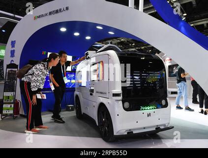 (190528) -- PECHINO, 28 maggio 2019 (Xinhua) -- la gente guarda un'auto-pilota durante la China International Fair for Trade in Services (CIFTIS) del 2019 a Pechino, capitale della Cina, 28 maggio 2019. La Fiera Internazionale del commercio dei servizi della Cina del 2019 (CIFTIS) ha aperto qui martedì. (Xinhua/Ren Chao) CHINA-BEIJING-CIFTIS-OPENING (CN) PUBLICATIONxNOTxINxCHN Foto Stock