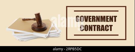 Word Government Contract, martelletto in legno e cartelle con documenti su sfondo beige, design di striscioni Foto Stock