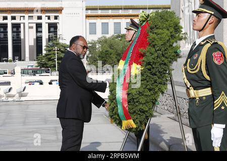 (190528) -- PECHINO, 28 maggio 2019 (Xinhua) -- il primo ministro di Vanuatuan Charlot Salwai pone una corona al Monumento agli Eroi del popolo in Piazza Tian anmen a Pechino, capitale della Cina, 28 maggio 2019. (Xinhua/Liu Bin) CHINA-BEIJING-VANUATUAN PM-MONUMENT-TRIBUTE (CN) PUBLICATIONxNOTxINxCHN Foto Stock