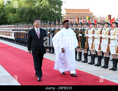 (190528) - PECHINO, 28 maggio 2019 (Xinhua) - il presidente cinese Xi Jinping tiene una cerimonia di benvenuto per il presidente nigeriano Mahamadou Issoufou nella piazza fuori dalla porta est della grande sala del popolo prima dei loro colloqui a Pechino, capitale della Cina, il 28 maggio 2019. (Xinhua/Liu Weibing) CHINA-BEIJING-XI JINPING-NIGERIEN PRESIDENT-TALKS (CN) PUBLICATIONxNOTxINxCHN Foto Stock