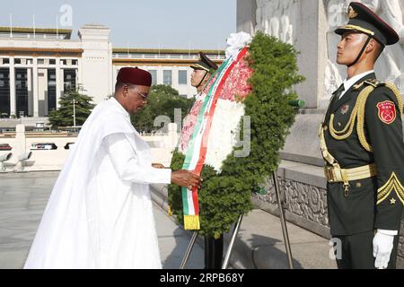 (190529) -- PECHINO, 29 maggio 2019 (Xinhua) -- il presidente del Niger Mahamadou Issoufou getta una corona al Monumento agli Eroi del popolo in Piazza Tian anmen a Pechino, capitale della Cina, il 29 maggio 2019. (Xinhua/Liu Bin) CHINA-BEIJING-NIGER S PRESIDENT-MONUMENT-TRIBUTE (CN) PUBLICATIONxNOTxINxCHN Foto Stock