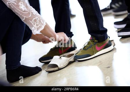 (190529) -- SARAJEVO, 29 maggio 2019 -- Un'allenatrice (L) dà le sue scarpe da ginnastica a un bambino migrante per giocare a calcio durante il torneo Special Olympics European Football Week a Sarajevo, Bosnia-Erzegovina, il 29 maggio 2019. ) (SP)BOSNIA-ERZEGOVINA-SARAJEVO-SPECIALE OLIMPIADI DI CALCIO-BAMBINI MIGRANTI NEDIMXGRABOVICA PUBLICATIONXNOTXINXCHN Foto Stock