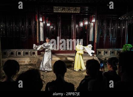 (190530) -- SUZHOU, 30 maggio 2019 (Xinhua) -- l'attore Zhang Zhengyao (L) e l'attrice Shen Guofang eseguono la versione teatrale immersiva del Kunqu Opera Six Chapters of a Floating Life al Canglang Pavilion di Suzhou, nella provincia di Jiangsu della Cina orientale, 29 maggio 2019. La versione teatrale immersiva del Kunqu Opera Six Chapters of a Floating Life , una scrittura autobiografica di Shen fu, scrittore e pittore durante la dinastia Qing (1644-1911), è iniziata nel padiglione Canglang mercoledì. Lo spettacolo raffigura una coppia sposata la cui relazione amorosa si distingue dalle norme patriarcali del tim Foto Stock