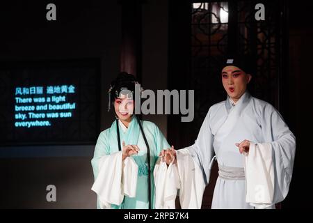 (190530) -- SUZHOU, 30 maggio 2019 (Xinhua) -- l'attore Zhang Zhengyao (R) e l'attrice Shen Guofang eseguono la versione teatrale immersiva del Kunqu Opera Six Chapters of a Floating Life al Canglang Pavilion di Suzhou, nella provincia di Jiangsu della Cina orientale, 29 maggio 2019. La versione teatrale immersiva del Kunqu Opera Six Chapters of a Floating Life , una scrittura autobiografica di Shen fu, scrittore e pittore durante la dinastia Qing (1644-1911), è iniziata nel padiglione Canglang mercoledì. Lo spettacolo raffigura una coppia sposata la cui relazione amorosa si distingue dalle norme patriarcali del tim Foto Stock