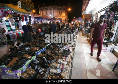 (190530) -- ALGERI, 30 maggio 2019 -- gli algerini acquistano vestiti e altre necessità quotidiane in un mercato per il prossimo festival di Eid al-Fitr ad Algeri, Algeria, 29 maggio 2019. ALGERIA-ALGERI-EID AL-FITR huangxling PUBLICATIONxNOTxINxCHN Foto Stock