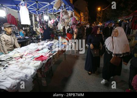 (190530) -- ALGERI, 30 maggio 2019 -- gli algerini acquistano vestiti e altre necessità quotidiane in un mercato per il prossimo festival di Eid al-Fitr ad Algeri, Algeria, 29 maggio 2019. ALGERIA-ALGERI-EID AL-FITR huangxling PUBLICATIONxNOTxINxCHN Foto Stock