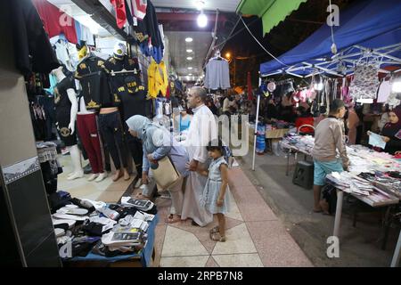 (190530) -- ALGERI, 30 maggio 2019 -- gli algerini acquistano vestiti e altre necessità quotidiane in un mercato per il prossimo festival di Eid al-Fitr ad Algeri, Algeria, 29 maggio 2019. ALGERIA-ALGERI-EID AL-FITR huangxling PUBLICATIONxNOTxINxCHN Foto Stock