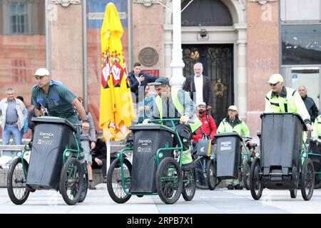 (190530) -- ZAGABRIA, 30 maggio 2019 -- i partecipanti competono durante la gara annuale di carri spazzatura per lavoratori sanitari nella piazza centrale di Zagabria, Croazia, 30 maggio 2019. ) CROAZIA-ZAGABRIA-GARBAGE CART RACE PatrikxMacek PUBLICATIONxNOTxINxCHN Foto Stock