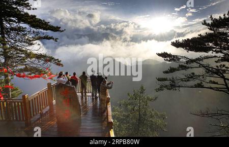 (190531) -- PECHINO, 31 maggio 2019 (Xinhua) -- la gente si gode lo scenario del Parco forestale nazionale di Wulongdong nella contea di Lueyang, provincia dello Shaanxi della Cina nord-occidentale, 30 maggio 2019. (Xinhua/Wang Wei) XINHUA FOTO DEL GIORNO PUBLICATIONxNOTxINxCHN Foto Stock