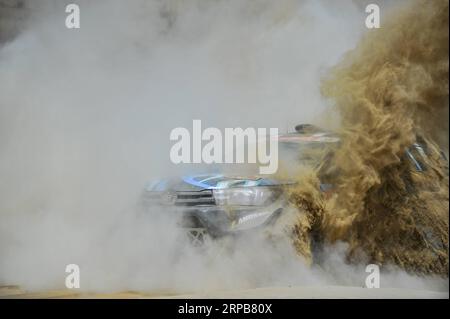 (190531) -- PECHINO, 31 maggio 2019 (Xinhua) -- Guo Zhongnan e Zhang Jianbing guidano la loro auto da corsa durante il Rally Taklimakan 2019, regione autonoma di Xinjiang Uygur della Cina nord-occidentale. (Xinhua/Hu Huhu) XINHUA FOTO DEL GIORNO PUBLICATIONxNOTxINxCHN Foto Stock