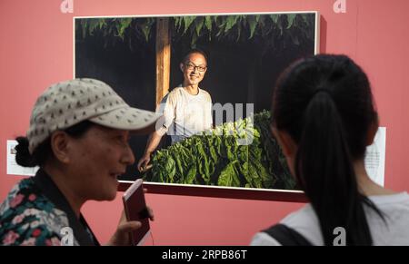 (190531) -- PECHINO, 31 maggio 2019 (Xinhua) -- i visitatori vedono un lavoro fotografico durante una mostra a tema riduzione della povertà presso il China Millennium Monument a Pechino, capitale della Cina, 31 maggio 2019. Venerdì è iniziata una mostra fotografica a tema riduzione della povertà nel China Millennium Monument. Circa 88 opere fotografiche sono in mostra fino al 16 giugno. (Xinhua/Cai Yang) CHINA-BEIJING-PHOTO EXHIBITION-POVERTY ALLEGATION (CN) PUBLICATIONxNOTxINxCHN Foto Stock