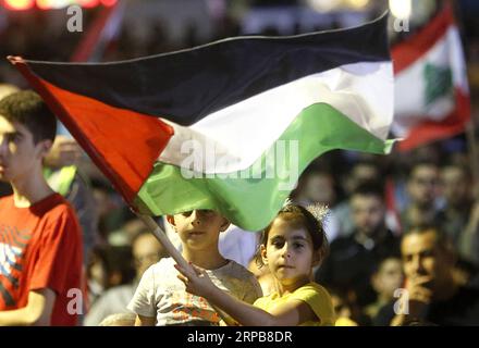 (190531) -- BEIRUT, 31 maggio 2019 -- Una ragazza detiene una bandiera palestinese durante una manifestazione nel sobborgo meridionale di Beirut, Libano, il 31 maggio 2019. Il leader di Hezbollah Sayyed Hassan Nasrallah venerdì ha promesso di combattere ferocemente contro il piano del presidente degli Stati Uniti Donald Trump, noto come The Deal of the Century, NBN locale TV Channel ha riferito. Questo accordo è un peccato e dovrebbe essere affrontato da tutti. Siamo in grado di affrontare questa cospirazione, Nasrallah ha detto in un discorso televisivo che segna al-Quds Day, un'occasione per esprimere sostegno ai palestinesi. ) LEBANON-BEIRUT-AL-QUDS, DATA DI ARRIVO DI BILALXJAWICH PUBLICA Foto Stock