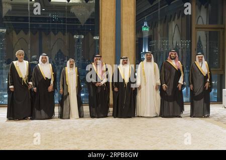 (190531) -- LA MECCA (ARABIA SAUDITA), 31 maggio 2019 -- i leader del Consiglio di cooperazione del Golfo (GCC) si pongono per delle foto durante un vertice di emergenza del GCC alla Mecca, Arabia Saudita, il 30 maggio 2019. La Lega araba e il Consiglio di cooperazione del Golfo di giovedì hanno invitato l'Iran a riconsiderare il suo ruolo nella regione, l'Agenzia di stampa saudita ha riferito venerdì. In un comunicato stampa dopo i vertici del Golfo e dell'Arabia Saudita tenutosi nella città saudita della Mecca, il ministro degli Esteri saudita Ibrahim al-Assaf ha espresso il sostegno del Golfo e dei paesi arabi per l'Arabia Saudita e gli Emirati Arabi Uniti (Emirati Arabi Uniti) contro i recenti attacchi Foto Stock