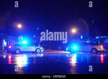 (190601) -- WASHINGTON D.C., 1 giugno 2019 -- foto scattata il 1 giugno 2019 mostra gli incrociatori della polizia di stato della Virginia vicino al Municipal Center di Virginia Beach, Virginia, Stati Uniti. Il bilancio delle vittime è salito a 12 più il sospetto sparatutto in una sparatoria di massa venerdì al Virginia Beach Municipal Center nello stato orientale degli Stati Uniti della Virginia, ha detto la polizia locale. La dodicesima vittima è morta mentre andava all'ospedale, ha detto il capo della polizia di Virginia Beach Jim Cervera, aggiungendo che altri quattro sono rimasti feriti. U.S.-VIRGINIA-RIPRESE DI MASSA LiuxJie PUBLICATIONxNOTxINxCHN Foto Stock