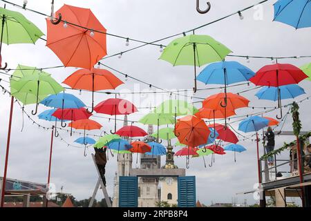 (190601) -- PECHINO, 1 giugno 2019 -- i lavoratori appendono ombrelli colorati in preparazione del Bas NAS Gourmet & Music Festival nella città alta di Zagabria, Croazia, 30 maggio 2019. ) XINHUA FOTO DEL GIORNO PatrikxMacek PUBLICATIONxNOTxINxCHN Foto Stock