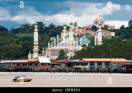 Villaggi su palafitte di Kampong Ayer e una moschea sul fiume Brunei a Bandar seri Begawan, la capitale del Brunei Foto Stock