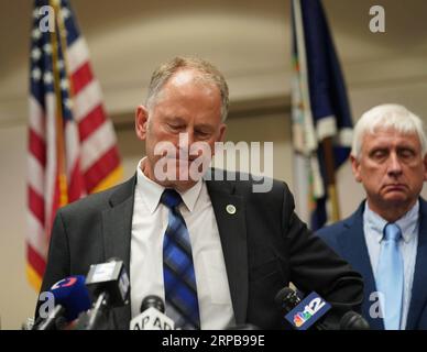 (190601) -- WASHINGTON D.C., 1 giugno 2019 (Xinhua) -- il direttore di Virginia Beach City Dave Hansen (L) partecipa a una conferenza stampa a Virginia Beach, Virginia, Stati Uniti, 1 giugno 2019. L'assassino che ha ucciso 12 persone in una sparatoria di massa a Virginia Beach, nello stato orientale della Virginia, venerdì, è stato identificato come Dewayne Craddock, un impiegato di 15 anni, ha detto la polizia locale sabato. (Xinhua/Liu Jie) U.S.-VIRGINIA-MASS SHOOTING PUBLICATIONxNOTxINxCHN Foto Stock