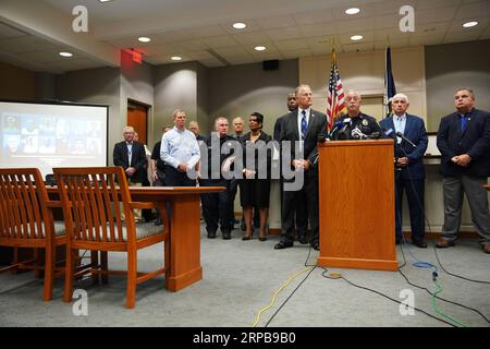 (190601) -- WASHINGTON D.C., 1 giugno 2019 (Xinhua) -- il capo della polizia di Virginia Beach Jim Cervera (3rd R) parla durante una conferenza stampa a Virginia Beach, Virginia, Stati Uniti, 1 giugno 2019. L'assassino che ha ucciso 12 persone in una sparatoria di massa a Virginia Beach, nello stato orientale della Virginia, venerdì, è stato identificato come Dewayne Craddock, un impiegato di 15 anni, ha detto la polizia locale sabato. (Xinhua/Liu Jie) U.S.-VIRGINIA-MASS SHOOTING PUBLICATIONxNOTxINxCHN Foto Stock