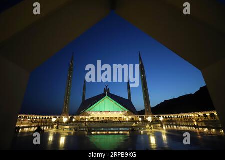 (190602) -- ISLAMABAD, 2 giugno 2019 -- foto scattata il 1 giugno 2019 mostra lo scenario notturno illuminato della grande Moschea Faysal a Islamabad, capitale del Pakistan. ) PAKISTAN-ISLAMABAD-GRANDE MOSCHEA FAYSAL AhmadxKamal PUBLICATIONxNOTxINxCHN Foto Stock