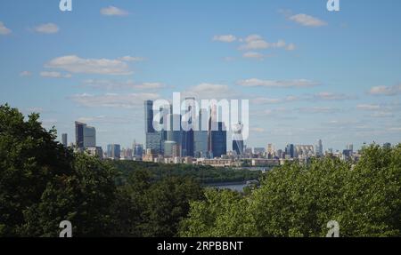 (190604) -- MOSCA, 4 giugno 2019 (Xinhua) -- foto scattata il 3 giugno 2019 mostra i grattacieli nel business center internazionale di Mosca, capitale della Russia. Il presidente cinese Xi Jinping farà una visita di stato in Russia dal 5 al 7 giugno su invito del presidente russo Vladimir Putin, un portavoce del ministero degli Esteri cinese annunciato mercoledì in una conferenza stampa. XI parteciperà anche alla 23esima edizione di St Petersburg International Economic Forum durante il suo soggiorno, secondo il portavoce Lu Kang. (Xinhua/Bi Xiaoyang) RUSSIA-MOSCA-SCENARIO PUBLICATIONxNOTxINxCHN Foto Stock