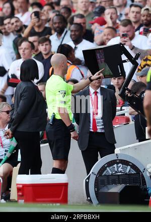 Londra, Regno Unito. 3 settembre 2023. L'arbitro Anthony Taylor guarda il monitor VAR durante la partita di Premier League all'Emirates Stadium di Londra. Il credito fotografico dovrebbe leggere: David Klein/Sportimage credito: Sportimage Ltd/Alamy Live News Foto Stock