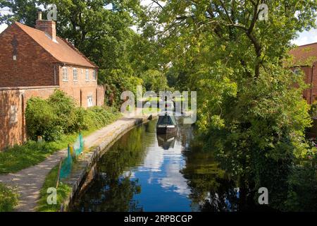 Barca stretta che lascia la chiusa di West Retford sul canale di Chesterfield Foto Stock