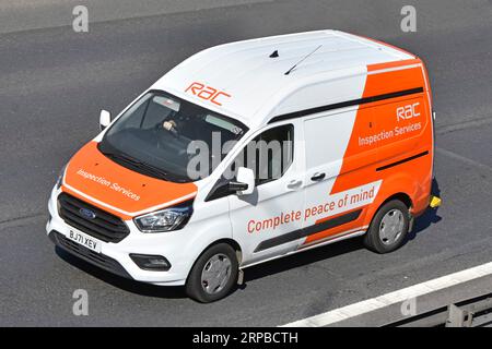 Vista frontale e laterale del tetto aereo RAC Mobile Inspection Services furgone e autista Ford Transit in viaggio lungo l'autostrada M25 Essex Inghilterra Regno Unito Foto Stock