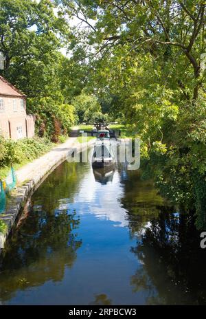 Barca stretta che lascia la chiusa di West Retford sul canale di Chesterfield Foto Stock