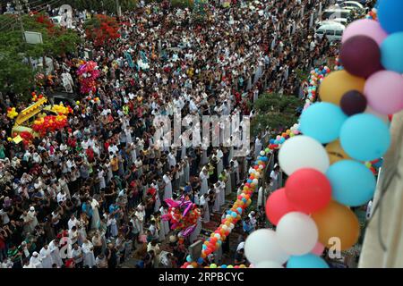 (190605) -- IL CAIRO, 5 giugno 2019 -- i musulmani partecipano a una preghiera di massa durante le celebrazioni dell'Eid al-Fitr al Cairo, in Egitto, il 5 giugno 2019. ) EGITTO-CAIRO-EID AL-FITR-CELEBRATION AHMEDXGOMAA PUBLICATIONXNOTXINXCHN Foto Stock