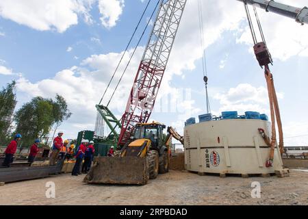 (190605) -- MOSCA, 5 giugno 2019 (Xinhua) -- la gente prepara una gru in un cantiere a Mosca, capitale della Russia, 3 giugno 2018. Dall'agosto 2017, China Railway Construction Corporation Limited (CRCC) ha costruito una sezione di 4,6 km e tre stazioni sulla Large Circle Line a Mosca, che sarà completata entro la fine del 2020. A febbraio di quest'anno, CRCC ha vinto un altro contratto di costruzione della metropolitana e dovrebbe iniziare il tunneling a dicembre 2019. (Xinhua/Bai Xueqi) RUSSIA-MOSCA-CINA-CRCC-SUBWAY-CONSTRUCTION PUBLICATIONxNOTxINxCHN Foto Stock