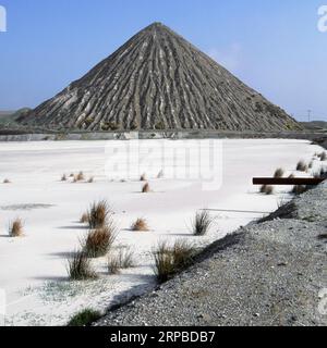 Foto dell'archivio storico del 2002 di Carluddon Tip* una 'Piramide della Cornovaglia', un tumulo di rifiuti provenienti dall'industria argillosa cinese vicino a St Austell con lago di liquami bianco nel Regno Unito Foto Stock