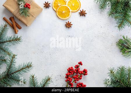 Decorazioni natalizie con bacche di holly e rami d'albero sul tavolo. Foto Stock