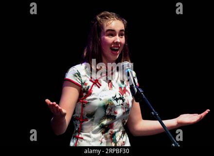 (190607) -- WELLINGTON, 7 giugno 2019 (Xinhua) -- la concorrente Neesha Dixon fa un discorso durante il 12 ° Chinese Bridge Chinese proficiency competition a Wellington, nuova Zelanda, 7 giugno 2019. I turni preliminari oltremare del 12° Chinese Bridge Chinese proficiency competition per studenti di scuole secondarie straniere hanno dato il via alla Wellington Gallery qui venerdì. Il concorso era diviso in Junior Group, Senior Group e Tertiary Group, e comprendeva due sezioni, il discorso e la dimostrazione di un talento. (Xinhua/Guo lei) NEW ZEALAND-WELLINGTON-CHINESE BRIDGE PUBLICATIONxNOTxINxCHN Foto Stock