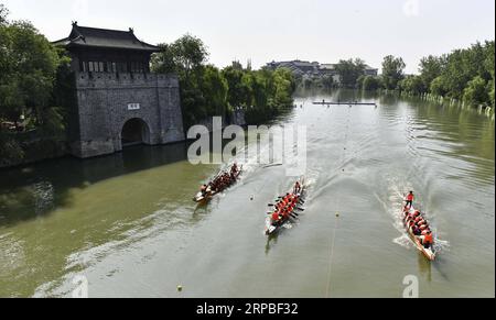 (190607) -- ZAOZHUANG, 7 giugno 2019 (Xinhua) -- le persone prendono parte a una corsa di draghi per celebrare il Dragon Boat Festival nell'antica città di Taierzhuang a Zaozhuang, nella provincia dello Shandong della Cina orientale, 7 giugno 2019. Si svolgono varie attività per celebrare il Dragon Boat Festival, o Duanwu, che cade il 7 giugno di quest'anno. (Xinhua/Gao Qimin) CHINA-DRAGON BOAT FESTIVAL-CELEBRATIONS (CN) PUBLICATIONxNOTxINxCHN Foto Stock