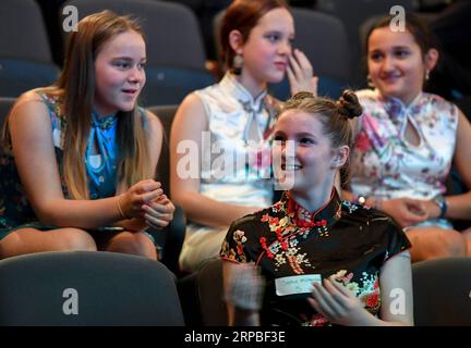 (190607) -- WELLINGTON, 7 giugno 2019 (Xinhua) -- i concorrenti del cheongsam cinese sono visti alla dodicesima competizione Chinese Bridge Chinese proficiency a Wellington, nuova Zelanda, 7 giugno 2019. I turni preliminari oltremare del 12° Chinese Bridge Chinese proficiency competition per studenti di scuole secondarie straniere hanno dato il via alla Wellington Gallery qui venerdì. Il concorso era diviso in Junior Group, Senior Group e Tertiary Group, e comprendeva due sezioni, il discorso e la dimostrazione di un talento. (Xinhua/Guo lei) NEW ZEALAND-WELLINGTON-CHINESE BRIDGE PUBLICATIONxNOTxINxCHN Foto Stock