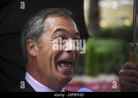 News Bilder des Tages (190607) -- LONDRA, 7 giugno 2019 -- Nigel Farage del Partito Brexit parla ai media dopo aver consegnato una lettera al 10 di Downing Street chiedendo che il Partito Brexit fosse incluso nei negoziati Brexit, a Londra, in Gran Bretagna, il 7 giugno 2019. Il principale partito laburista della Gran Bretagna venerdì tenne un seggio parlamentare in un'elezione suppletiva nel collegio marginale di Peterborough, ma il neonato Partito Brexit non era molto indietro. È stato il primo assalto alla politica di Westminster da parte del neonato Brexit Party, lanciato all'inizio di quest'anno dal veterano euroscettico Nigel far Foto Stock