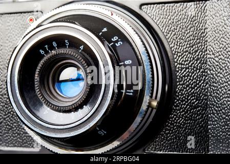 Obiettivo della fotocamera con telemetro in scala retrò Foto Stock