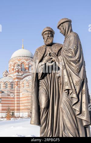 Russia, Kolomna, 22 febbraio 2023: Monumento a Pietro e Fevronia con una famiglia di tartarughe nelle loro mani, regione di Mosca, la Chiesa dei più Foto Stock