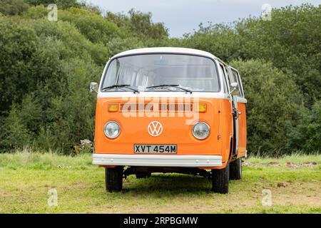 Newcastle-under-Lyme, Staffordshire-regno unito aprile, 14, 2022 Classic Orange e White tipo due Volkswagen camper Van Foto Stock