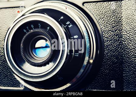 Obiettivo della fotocamera con telemetro in scala retrò Foto Stock