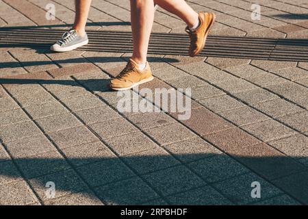 Pedoni che camminano per strada, concentrazione selettiva Foto Stock