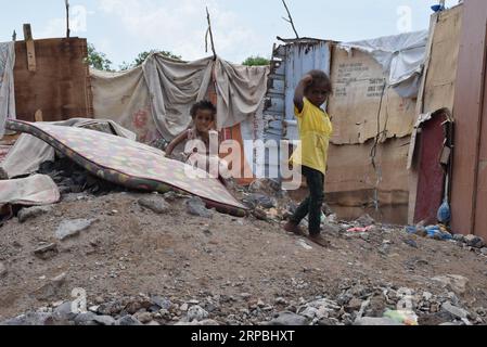 (190609) -- ADEN (YEMEN), 9 giugno 2019 -- bambini sfollati sono visti nel loro campo di sfollamento alla periferia di Aden, Yemen, il 9 giugno 2019. Le forti piogge e le inondazioni hanno colpito diverse parti delle province meridionali e orientali dello Yemen domenica, lasciando almeno tre morti e molti altri feriti, hanno detto fonti di sicurezza locali. Migliaia di yemeniti sfollati interni con sede nella periferia di Aden soffrivano maggiormente per le forti piogge che danneggiarono i loro luoghi di dimora improvvisati. ) YEMEN-ADEN-SFOLLATI-PIOGGE INTENSE MURADXABDO PUBLICATIONXNOTXINXCHN Foto Stock